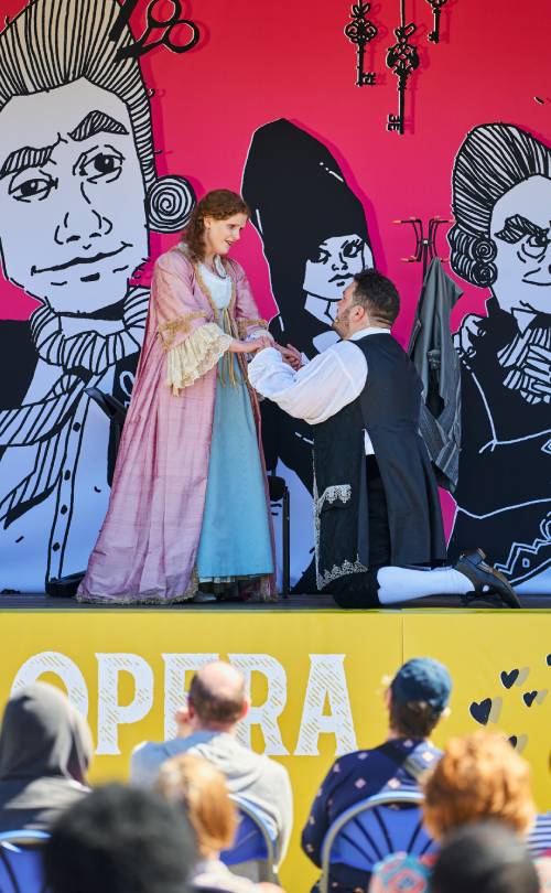 Sarah Power and Andrew McTaggart in Pop-up Opera - A Little Bit of Barber. Credit Fraser Band.