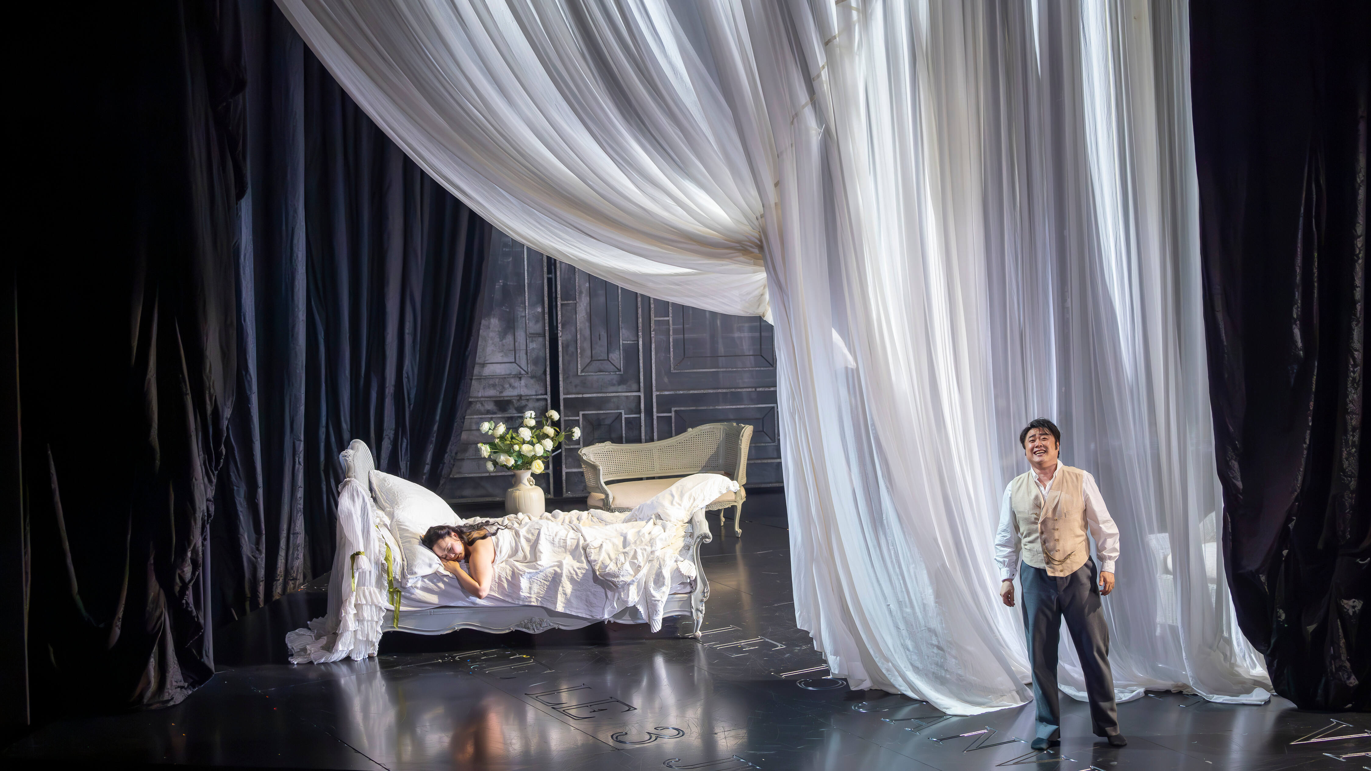 Hye Youn Lee (Violetta Valéry) and Ji Min Park (Alfredo Germont) in La traviata. Scottish Opera 2024. Credit James Glossop.