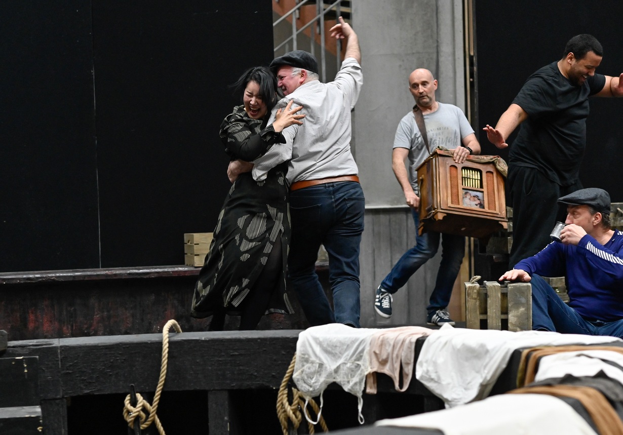 Sunyoung Seo and Jamie Macdougall in rehearsals for Il tabarro. Scottish Opera 2023. Credit Julie Howden.