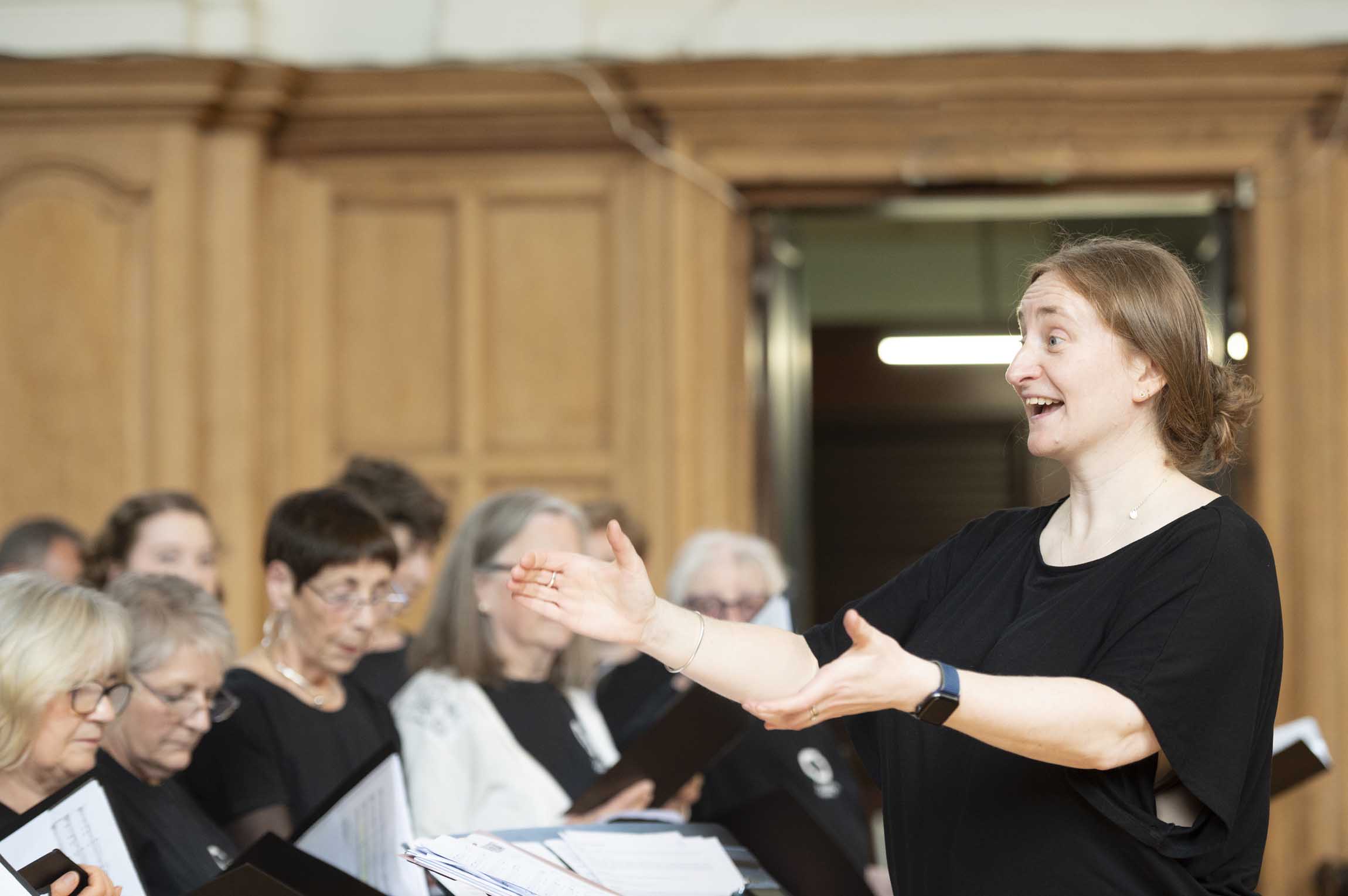 Scottish Opera Community Choir Conductor, Katy Lavinia Cooper at Summer Sharing 2025. Credit Kirsty Anderson..