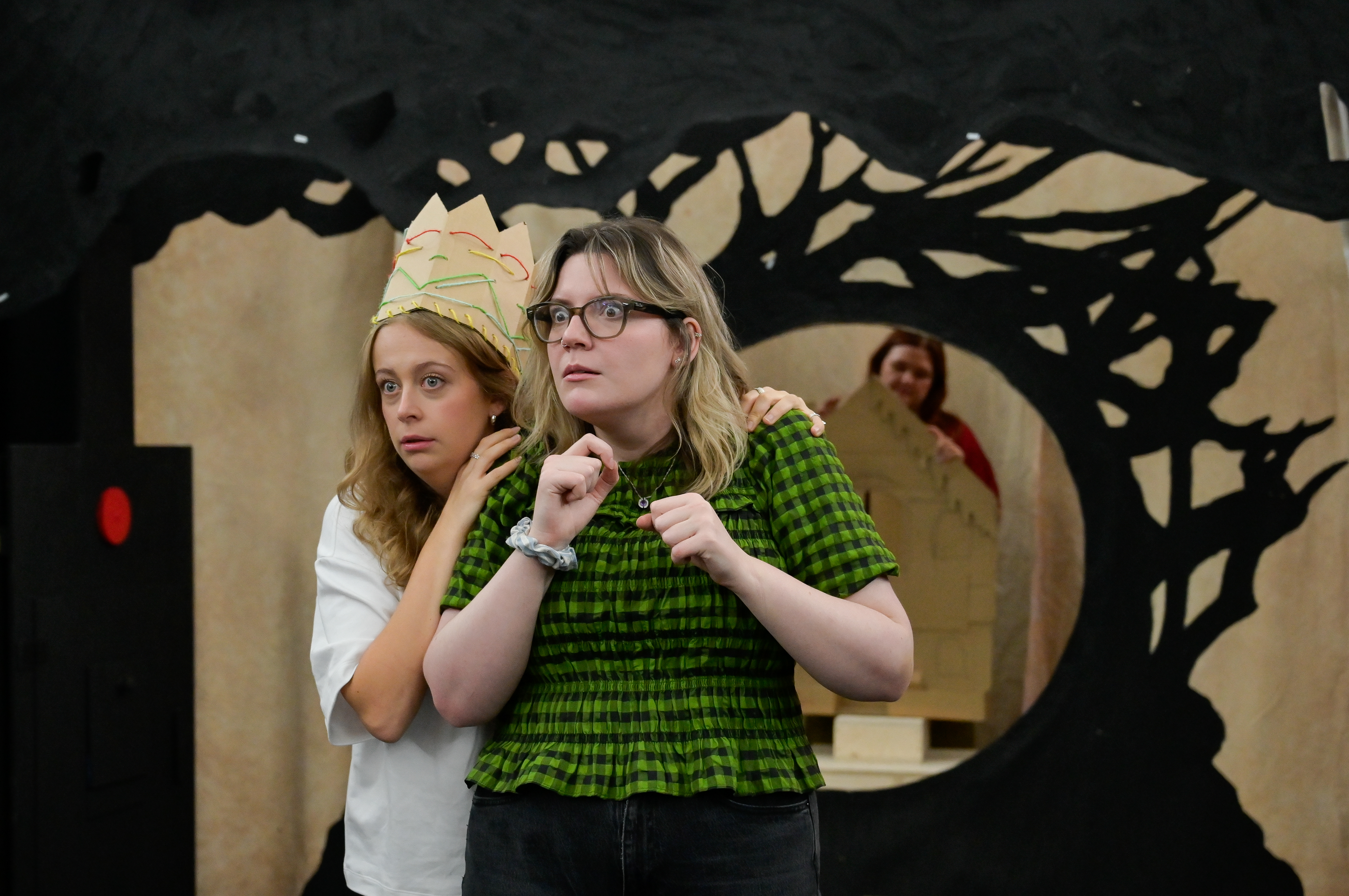 Charlotte Jane Kennedy (Gretel) and Charlotte Clapperton (Hansel). Credit Julie Howden.